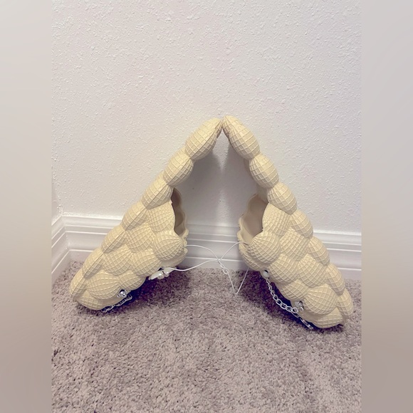 Women’s Size 11/12 Bubble Slides - Picture 6 of 6